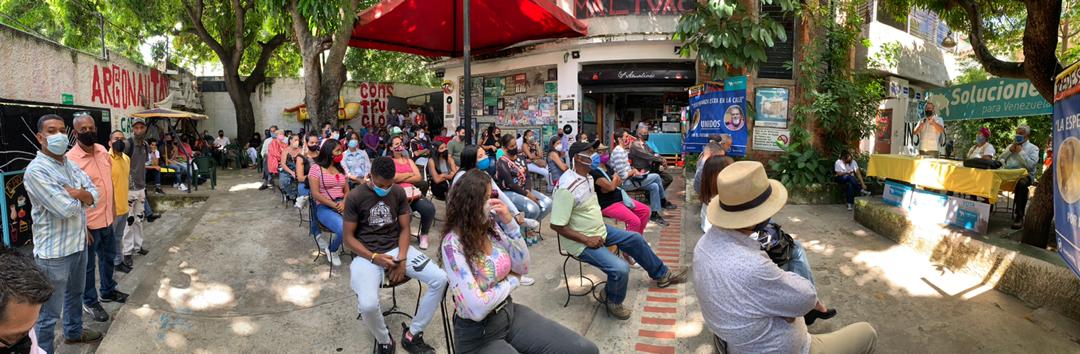 claudioefermin's tweet photo. Junto a la estructura electoral del Circuito 3 de #Caracas, reafirmando desde las bases nuestro compromiso de llegar a la AN para controlar esa ley antibloqueo, para andar el duro camino de controlar el presupuesto nacional y hacer cumplir la Constitución #EstoTieneSolución https://t.co/t50HWtLXeT