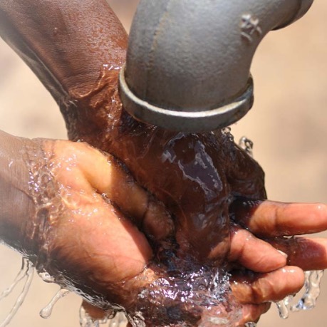 HAND HYGIENE FOR ALL!!!
Vandaag is het internationale dag van het handen wassen.
Doel is het terugdringen van ziekten door te zorgen voor goede sanitaire voorzieningen. Om maar eens <a href="/MinPres/">Rob Jetten</a> te quoten:
Was je handen stuk, voorkom verspreiding!
#globalhandwashingday #WHO
