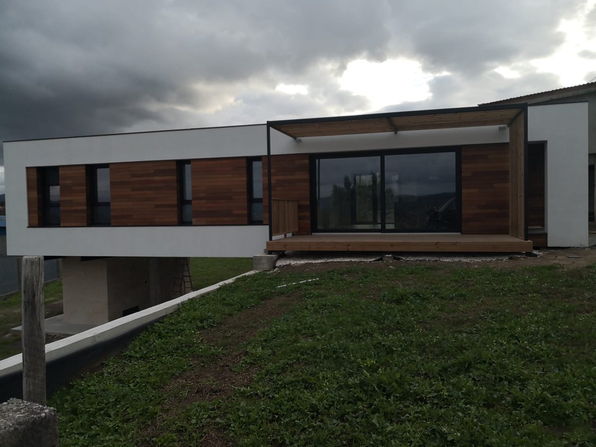 SikaSpain's tweet photo. #ZeroHousing #ConstrucciónIndustrializada 
La fachada exterior, prefabricada con parte de paneles ventilados, sin juntas y sin fijaciones mecánicas visibles y con zonas con SATE, con recubrimiento auto limpiante para una menor suciedad y mayor reflectancia solar #SikaCoteterm https://t.co/zbBJzM2G7g