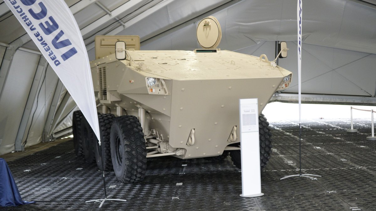 RID_Difesa's tweet photo. svelato di fronte al personale delle #FA del #Qatar il nuovo #SUPERAV #LAND di #Iveco DV https://t.co/AMREGQPJTX @Esercito @MinisteroDifesa @IvecoDefence @Leonardo_IT @LDO_Electronics https://t.co/Jg1ycdrMrG