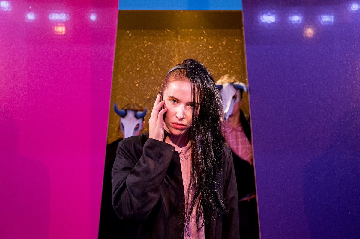 Profilteatern's tweet photo. Ring alla du känner - Imorgon fre 16 okt kör vi höstens sista Såå fejk! kl 18.30 här hos oss. Nya chanser att se den till våren! https://t.co/TrnseDXH4r