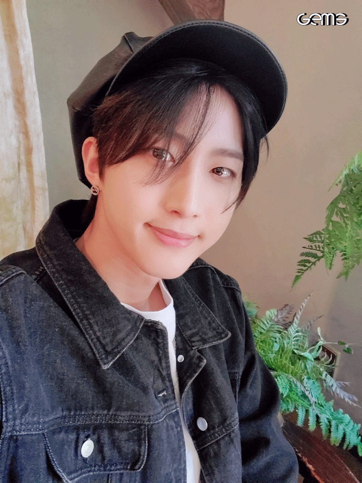 genieoriginal's tweet photo. [📷] 🌼꽃보다 아름다운 고니들 셀카 왔어요🥰💕 잼스에게 비하인드 탈탈 털린 <펜타곤 - 대답자판기> 내일 밤 7시에 만나요 👋#PENTAGON  #펜타곤@CUBE_PTG

Gems Youtube▶https://t.co/pRyGGeZf6z https://t.co/zCv9Te6Yao