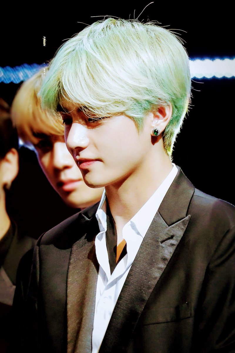 do you remember this award show???this dark suit and mint green taehyung , this amazing look always makes me drool...so i thought of making a thread!!! hope you would shower love!!!!  #TAEHYUNG  @BTS_twt