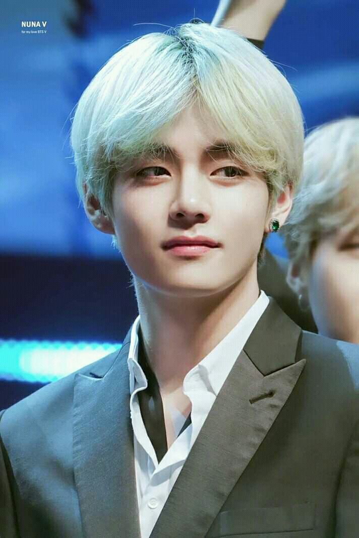 do you remember this award show???this dark suit and mint green taehyung , this amazing look always makes me drool...so i thought of making a thread!!! hope you would shower love!!!!  #TAEHYUNG  @BTS_twt
