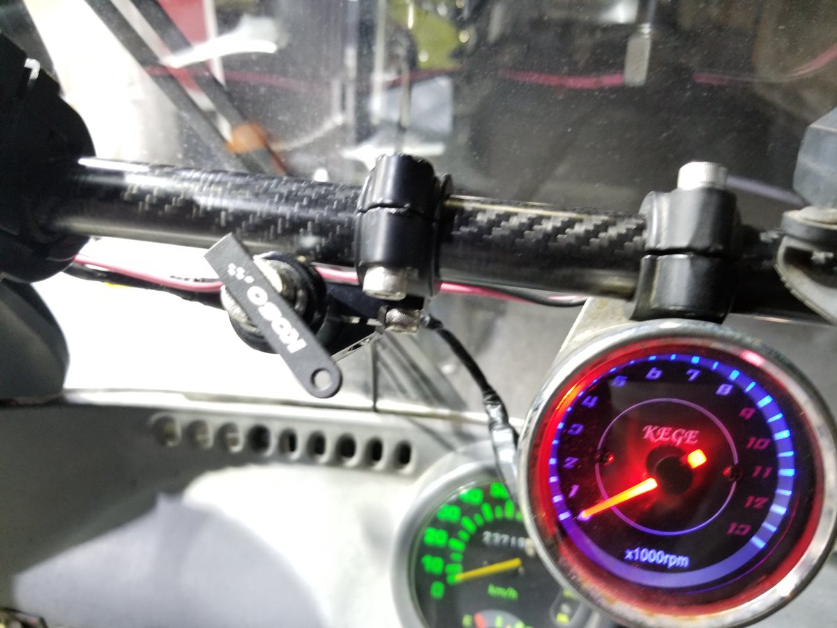 バイクショップ タナベファクトリー ジャイロ専門 常連さんのハンドルバーをカーボン製に交換 従来のステンレス製 284g よりかなり軽量 70g に ジャイロキャノピー ハンドルバー スマホ ナビ タコメーター Usb 充電器 タナベファクトリー