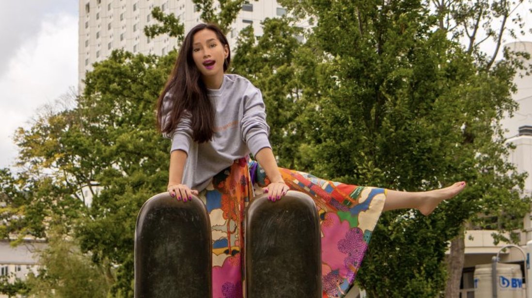 Esther, is 29 jaar, komt uit Zweden en woont nu in Rotterdam. Maar… ze is is niet echt, ze is gemaakt van bits en bytes. Een virtual human en de allereerste échte virtuele influencer van Nederland. Hoe zit dat precies met Esther? bit.ly/3hjqatC