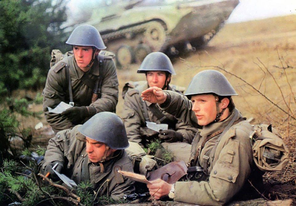 最初に映っている東ドイツ軍のヘルメット 大昔の画像掲示板では皆