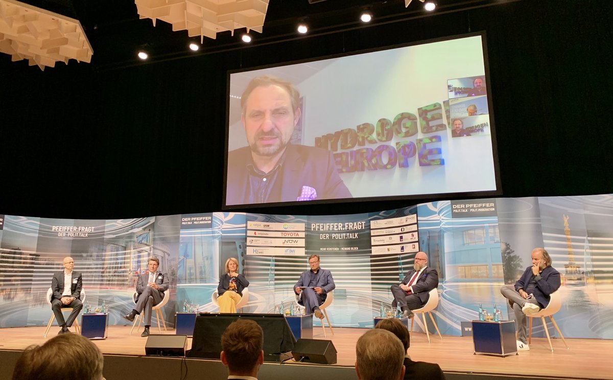 markrichter_de's tweet photo. Superinteressantes Panel zu den Chancen, die Wasserstoff bietet - insbesondere für @SachsenDe! #HZwoCONNECT @Fraunhofer @TUChemnitz @Fraunhofer_IWU @VitescoT https://t.co/4q52NwrW3B