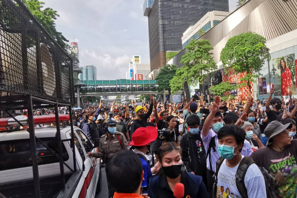 fm91trafficpro's tweet photo. เต็มพื้นที่ แยกราชประสงค์ ไร้ 4 แกนนำกล��่ม ‘ผู้ชุมนุม’ กระจายทั่วพื้นที่ #FM91 https://t.co/fghJiUYQdI [อ่านเพิ่มเติม] https://t.co/QmhBANkfCo https://t.co/bHqnLDWrJR