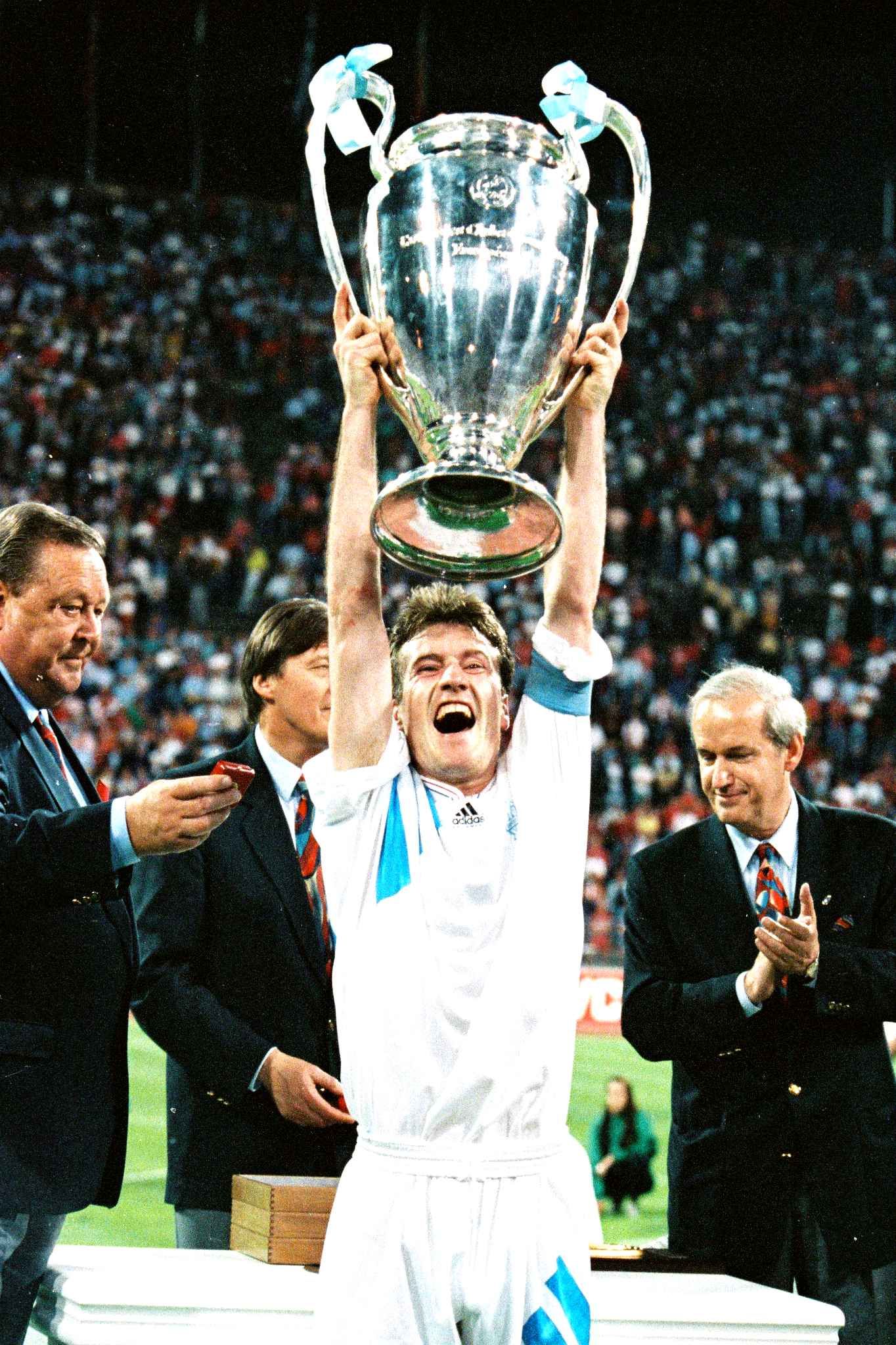 Futbolismo Joyeux Anniversaire Didier Deschamps Nicknamed The Water Carrier By Former France Teammate Ericcantona He Played As A Defensive Midfielder For Several Clubs In France Italy England And Spain Such