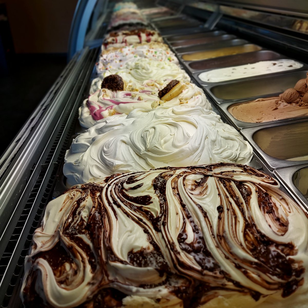 Wij zijn gewoon geopend (voor afhaal)! 💚

Je kunt bij ons gewoon nog steeds genieten van een heerlijk ijsje, kopje koffie of gebak To Go! Wij zijn vanaf nu iedere dag tot 18.00 uur geopend. 🍦☕🍰

Wil je vanavond ook verzekerd zijn van een toetje? Nu 2 x 0,8 liter voor €8,75!