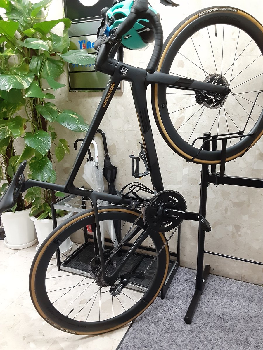 ysroad's tweet photo. 本日のワイズ本社👀
FSA K-FORCE WEとかモールトンとかだけじゃなくて正統派のバイクもありますよ😅
#SUPERSIXEVO
#HiMod
#ロードバイク
#DURAACE
#Di2
#憧れのハイエンド
#後ろのミニベロも気になる https://t.co/AJDe0JHUBL
