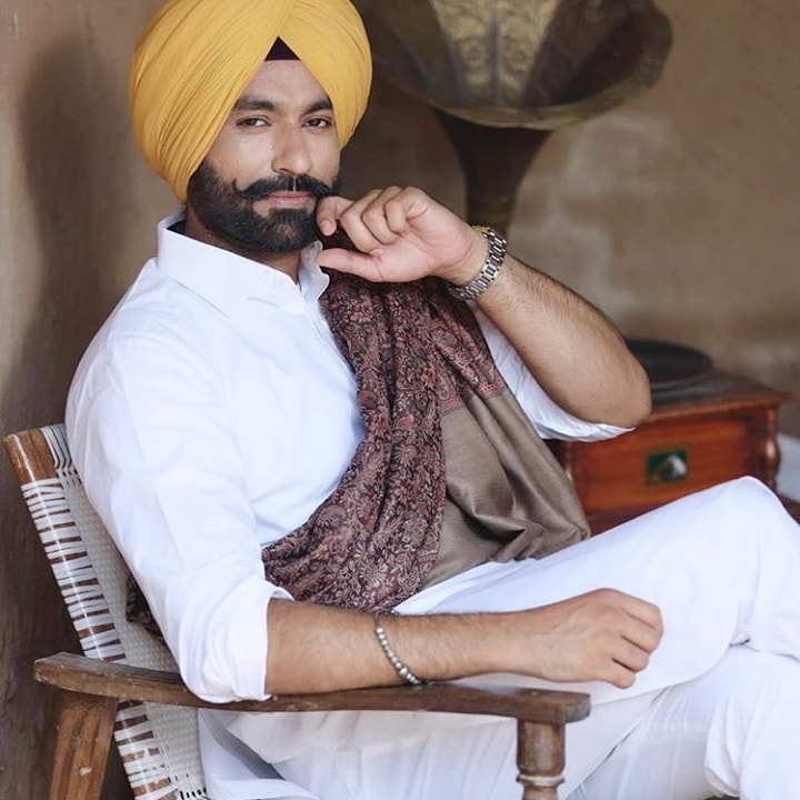 PREET64791721's tweet photo. ☀ਦਾੜ੍ਹੀ ਕਦੇ ਜੱਚਦੀ ਨੀਂ ਪੱਗ ਤੋਂ ਬਿਨਾਂ
☀ਪੈਂਦਾ ਨੀਂ ਕਲੇਸ਼ ਲਾਈਲੱਗ ਤੋਂ ਬਿਨਾਂ
☀ਰਾਖ ਕਦੇ ਬਣਦੀ ਨੀਂ ਅੱਗ ਤੋਂ ਬਿਨਾਂ
☀ਮਿਰਗੀ ਨਾ ਮੰਨੀ ਜਾਵੇ ਝੱਗ ਤੋਂ ਬਿਨਾਂ
☀ਹੁੰਦੀ ਨਹੀਂ ਭਗਤੀ ਧਿਆਨ ਤੋਂ ਬਿਨਾਂ
☀ਚੁੱਕ ਨਹੀਂ ਹੁੰਦਾ ਭਾਰ ਜਾਨ ਤੋਂ ਬਿਨਾਂ

    🥰My favourite singer 🥰 https://t.co/db2ElR44RC