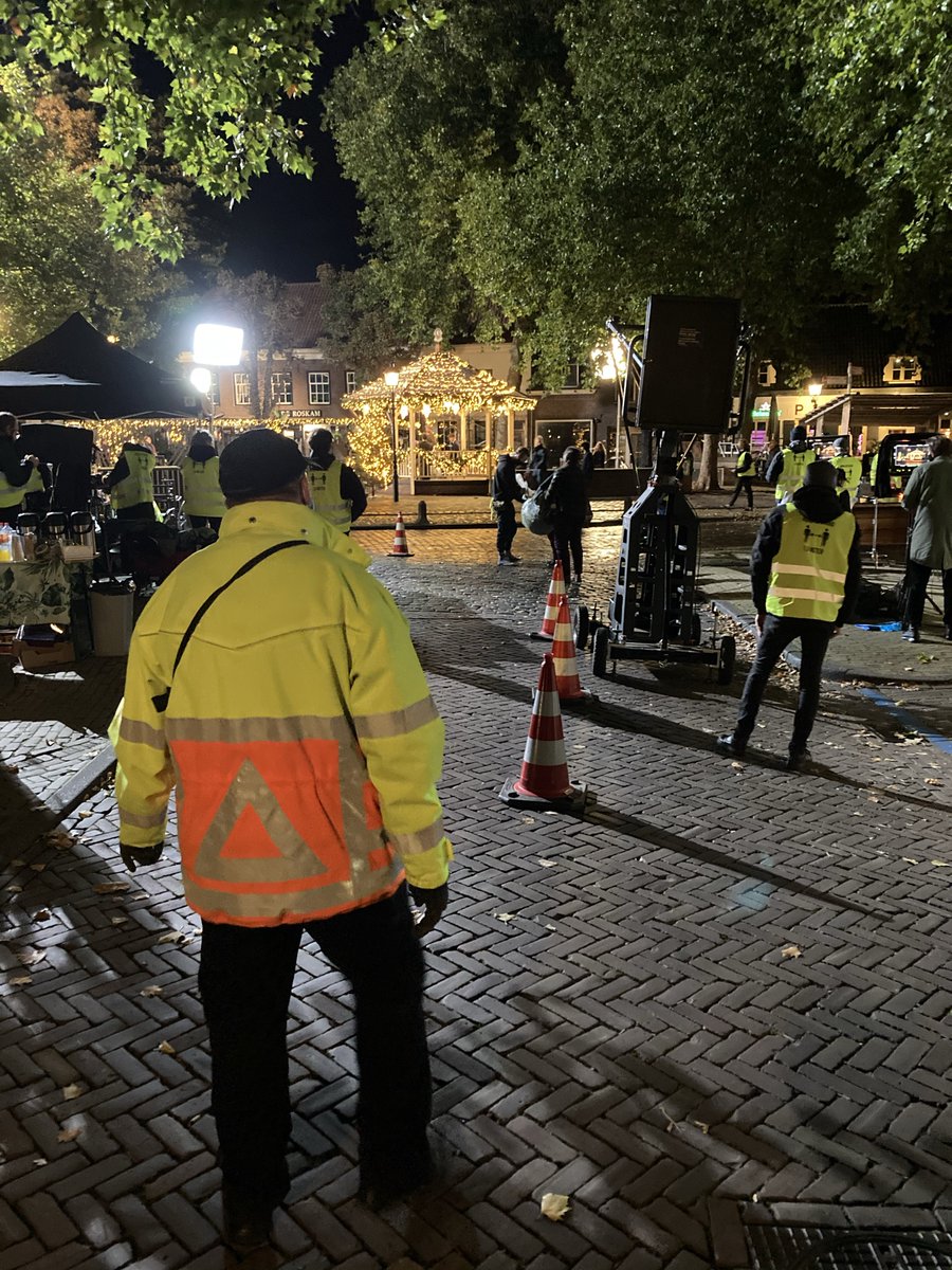 Multiwacht's tweet photo. Inzet van #verkeersregelaars en #beveiligers, deze keer op een bekende locatie voor velen in #Houten Oude Dorp https://t.co/qETRMKEFiE