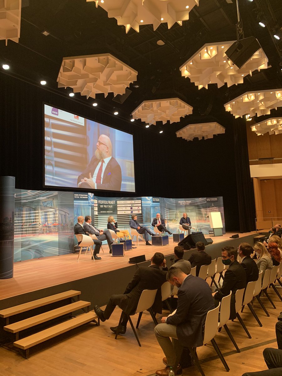 HYPOS_GreenH2's tweet photo. @Andreas_Nowak14 betrachtet #mitteldeutsche Zusammenarbeit zur #Wasserstoffwirtschaft als Notwendigkeit. @sachsenanhalt @SachsenDe @thueringende. 👏 #HZwoconnect https://t.co/qdlFWh93Sk