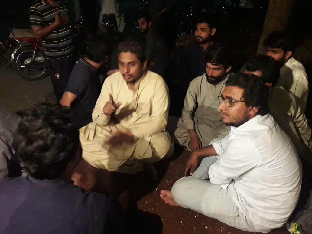 PYA1917's tweet photo. #Nawabshah (Sindh)
Students of Quaid-e-Awam Engineering University, Nawabshah are on hunger strike against online classes while administration has provided no resources.
Comrades from PYA are Participating in strike.
#NoOnlineClassesWithoutResources #RestoreStudentUnions https://t.co/CXnL2ioBOY