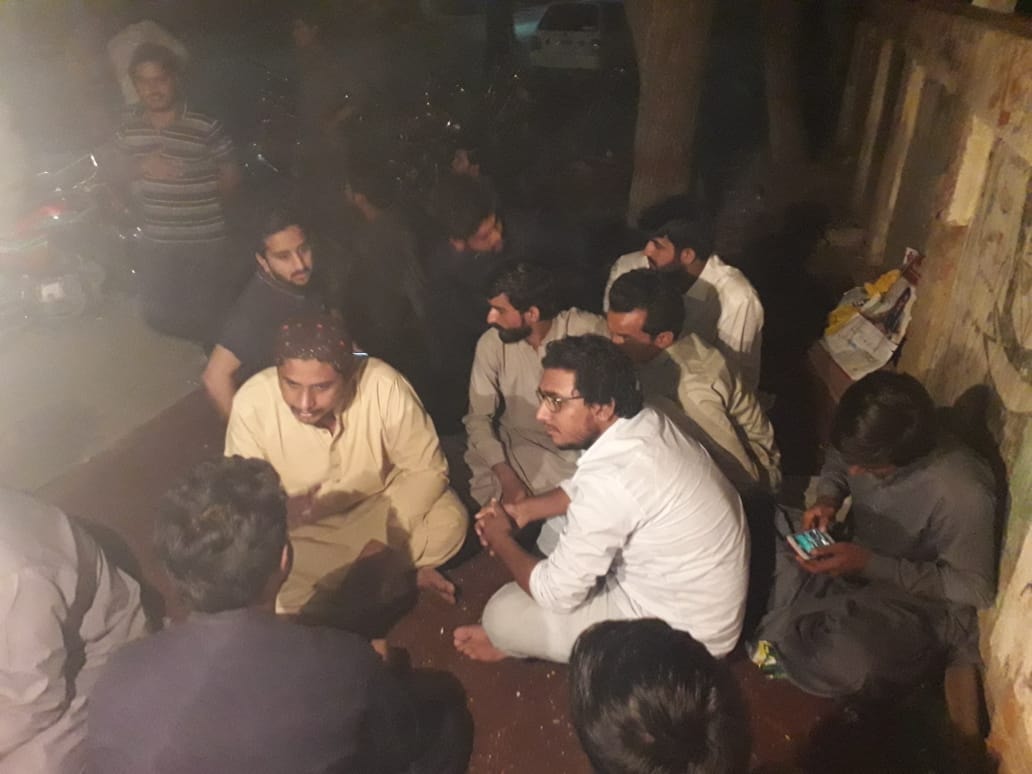 PYA1917's tweet photo. #Nawabshah (Sindh)
Students of Quaid-e-Awam Engineering University, Nawabshah are on hunger strike against online classes while administration has provided no resources.
Comrades from PYA are Participating in strike.
#NoOnlineClassesWithoutResources #RestoreStudentUnions https://t.co/CXnL2ioBOY