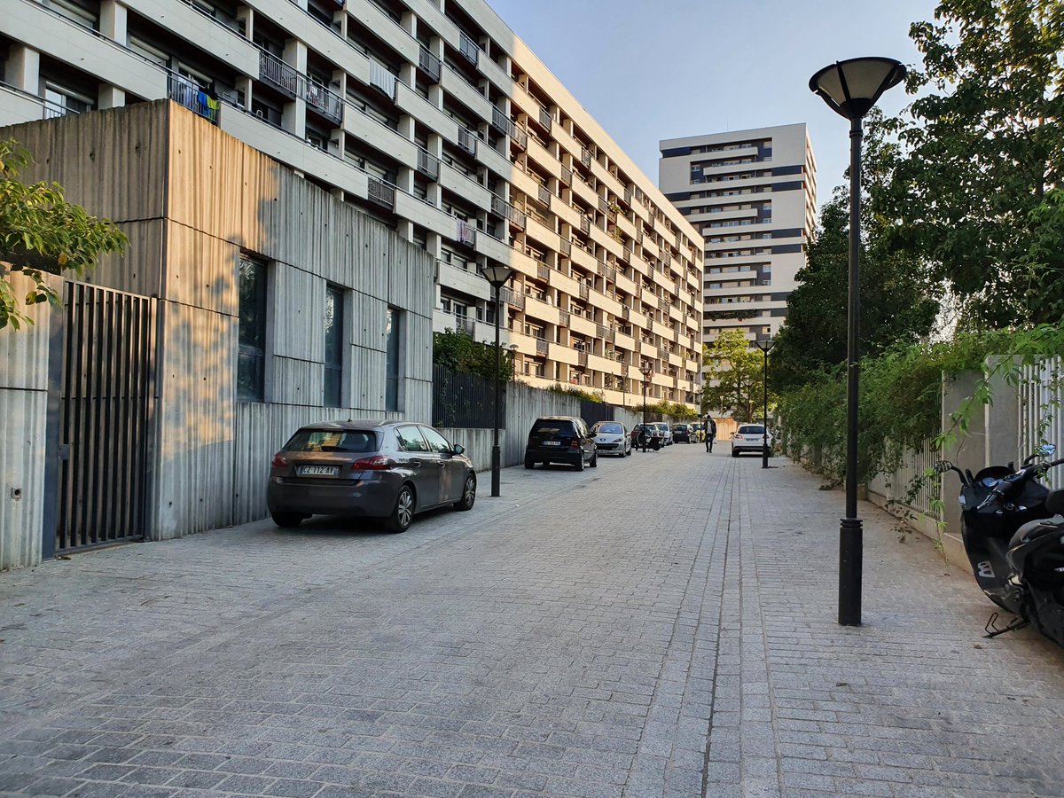 RoussetDauge's tweet photo. @ParisBiseArt @BionicWoman19 @anneclaire_boux Ou le dimanche: rodéos de mini-motos dans les avenues piétonnes. Barrières grandes ouvertes et parking à ciel ouvert. Heureusement que les #EcoloSocialoCocos se concentrent sur les #BeauxQuartiers pour éradiquer la #bagnole! https://t.co/gi1frqYL9D