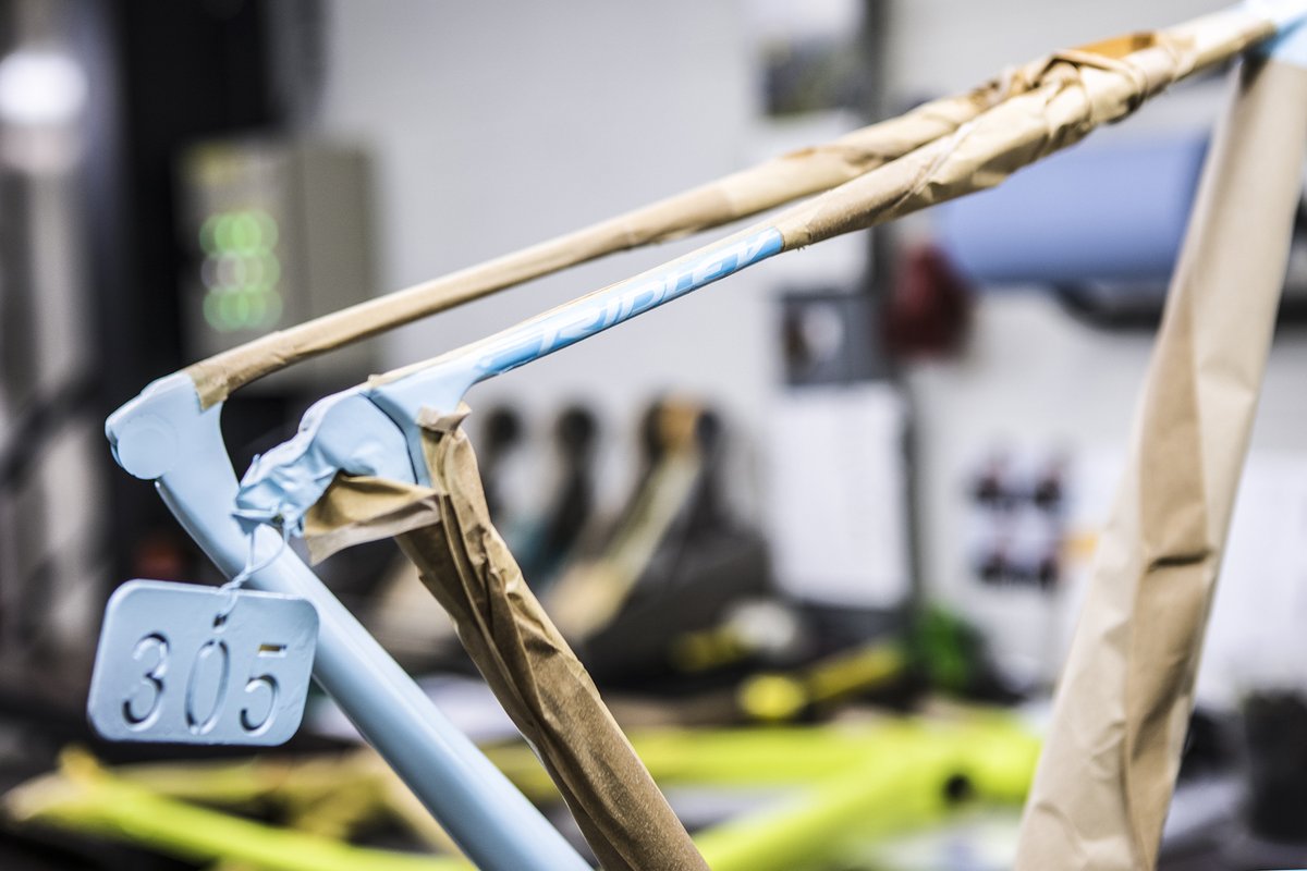 Ridley_Bikes's tweet photo. All our bikes are hand-painted with care in our Belgian factory. No better way to show you than with a Fenix SL Disc in Belgian Blue.

#FenixSLDisc https://t.co/FQ8bD4MvSl