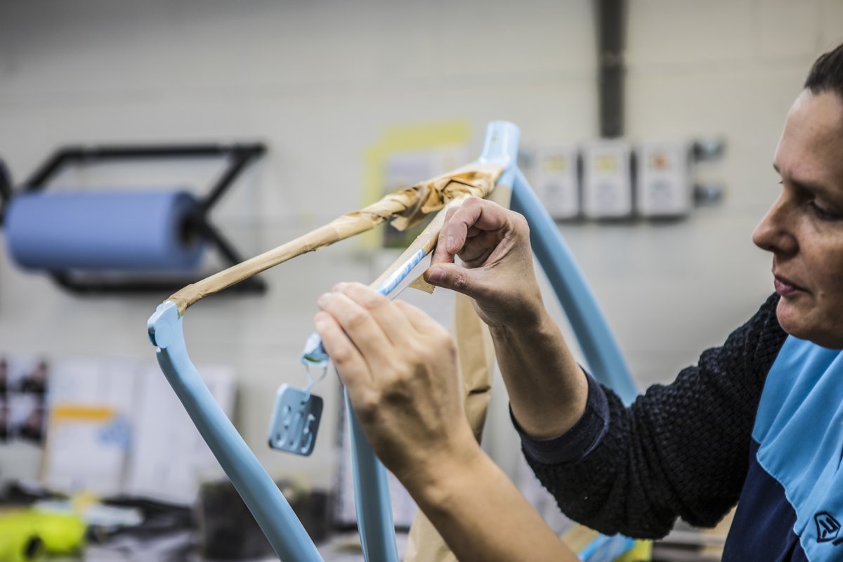 Ridley_Bikes's tweet photo. All our bikes are hand-painted with care in our Belgian factory. No better way to show you than with a Fenix SL Disc in Belgian Blue.

#FenixSLDisc https://t.co/FQ8bD4MvSl