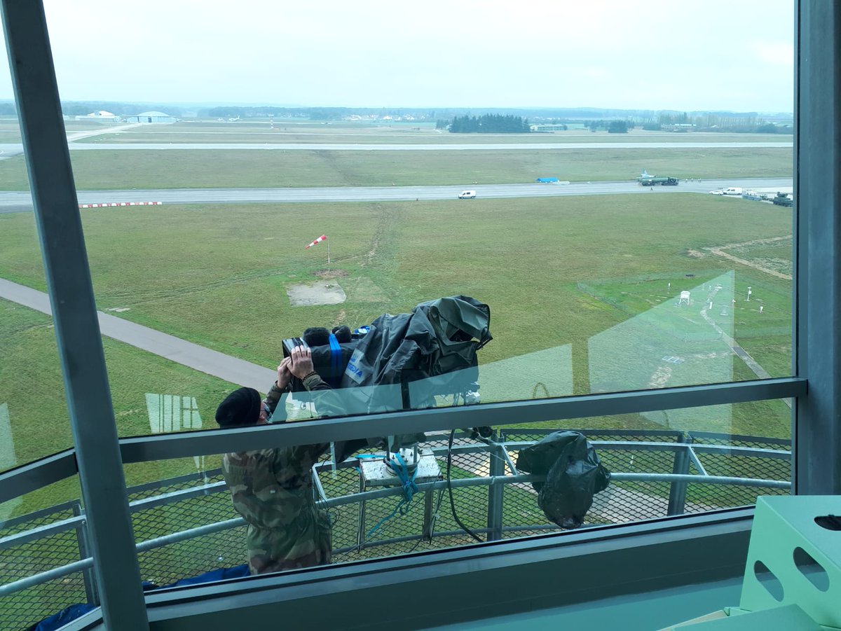 RFBYEUROMEDIA's tweet photo. Présentation et démo des moyens de @Armee_de_lair à @105Evreux pour #ihedn. Un show capté par @ecpa_d avec nos moyens et réalisé par Frédéric Bouquet : 10 techniciens, car C42 et 7 cam dont 3 HF. Impressionnant ! Et port du #MasqueRose en soutien à #OctobreRose @RubanRose 👏😷🎥 https://t.co/JpmK96dnhR