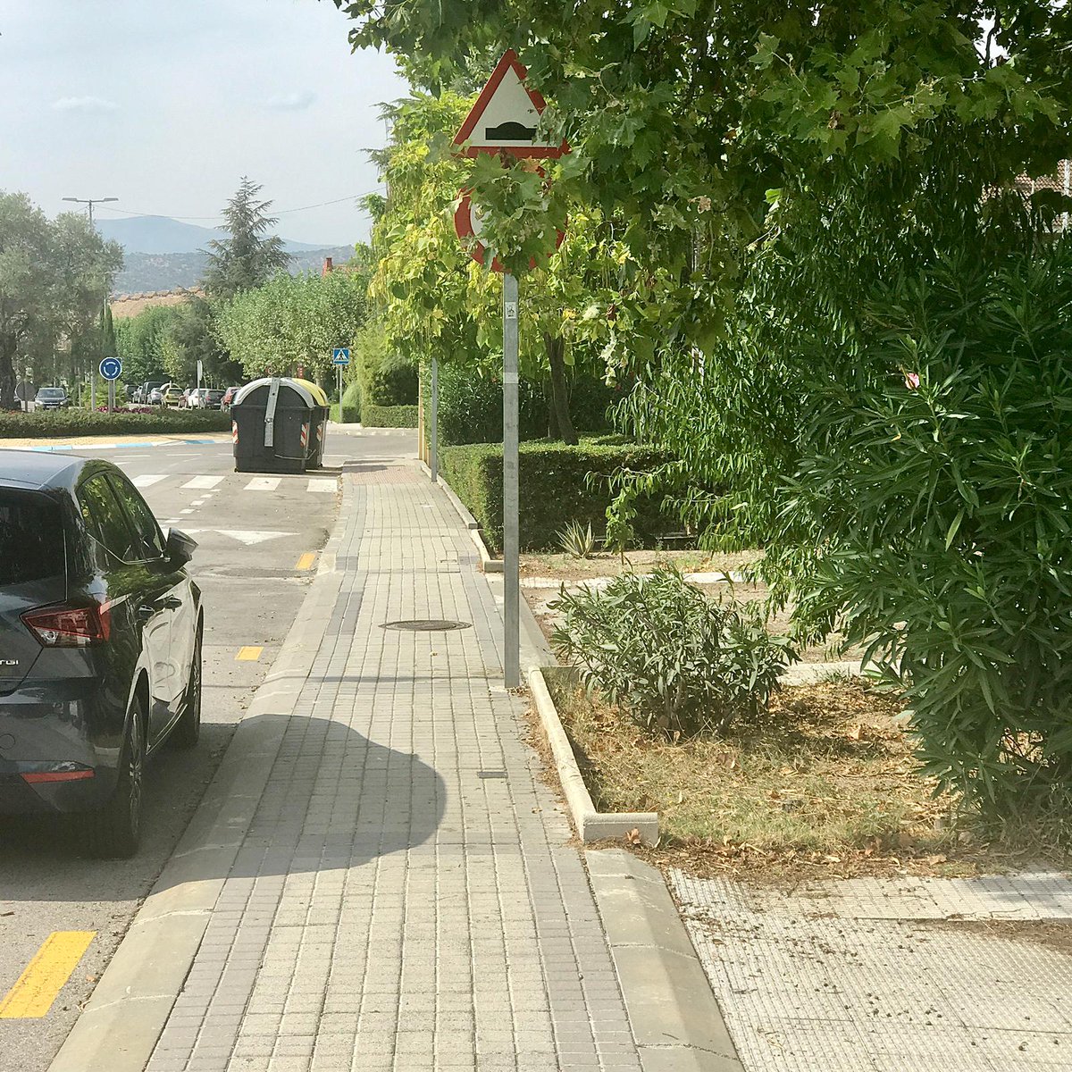 Julio_Alfonso's tweet photo. Señores del @Ayto_Las_Rozas paso hoy por c/Aristóteles a la altura del número 42 y encuentro señalización de tráfico tapada por un árbol. ¿Pueden podarlo, por favor? Es un riesgo para la seguridad de todos. Gracias.
@DGTes @CivilTrafico @jdelauz @nreyriveiro https://t.co/vDpiGOHN4w