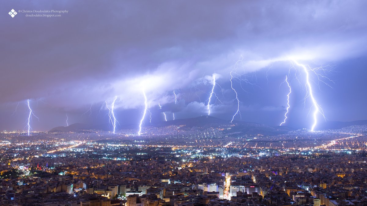 csath's tweet photo. #Athens #Greece #storm morning of October 13th - Stack of 5 *consecutive* photos (30'' each with iso 100, f/8). All these CGs happened within 3' only. #StormHour @StormHour https://t.co/fimE27SAwh