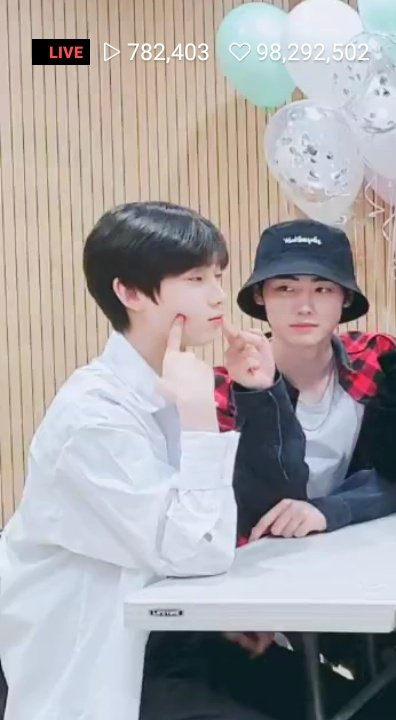 sunsunflake's tweet image. alexa, play your eyes tell by BTS