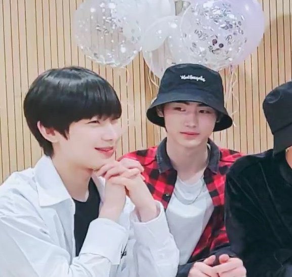 sunsunflake's tweet image. alexa, play your eyes tell by BTS