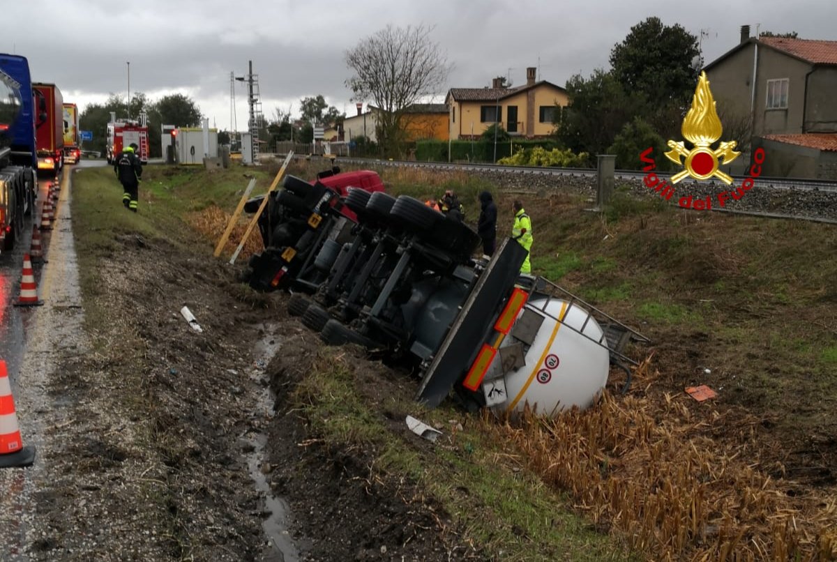 vvfveneto's tweet photo. #15ottobre 7:00 #Chioggia(VE), camion autocisterna carico di 25000 litri di ipoclorito di sodio si rovescia fuori strada mentre percorre la #SS309 illeso l'autista. In corso il travaso del prodotto a cura del nucleo #NBCR dei #vigilidelfuoco di #Venezia #soccorsiquotidiani https://t.co/suIo3dZRBG