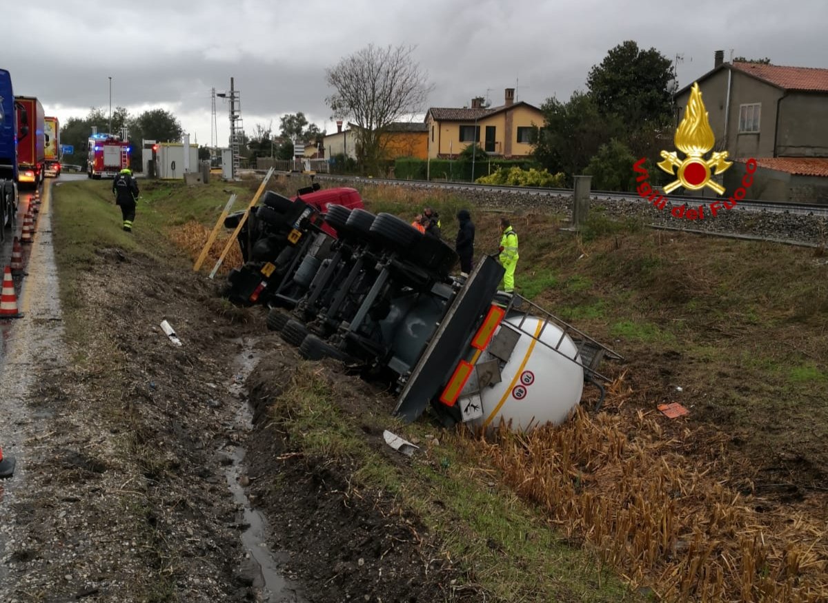 vvfveneto's tweet photo. #15ottobre 7:00 #Chioggia(VE), camion autocisterna carico di 25000 litri di ipoclorito di sodio si rovescia fuori strada mentre percorre la #SS309 illeso l'autista. In corso il travaso del prodotto a cura del nucleo #NBCR dei #vigilidelfuoco di #Venezia #soccorsiquotidiani https://t.co/suIo3dZRBG