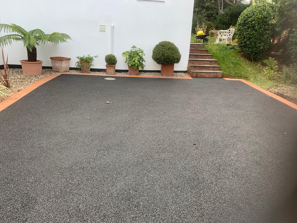 Pro_Tar's tweet photo. Civils, brick border, surfacing and @SureSetUK Midnight resin installed by Stuart and his team down in Dover 👍
#resindriveway #resinbound #resinbonded #driveways #Sureset https://t.co/MxyvAyyWMD