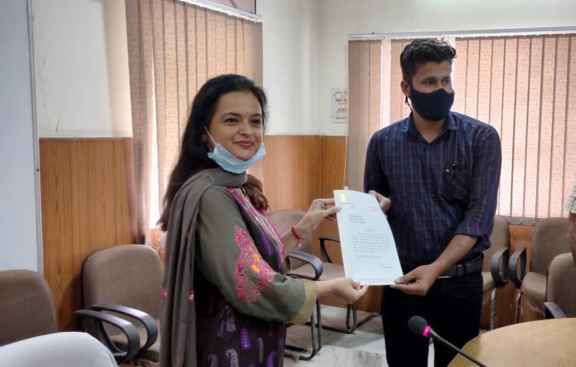 सम्पूर्ण राजस्थान में दिनांक 15 अक्टूबर 2020 को मनाये जा रहे "राजस्व दिवस" के अवसर पर #अजमेरसंभाग के राजस्व अधिकारी/कार्मिको को उत्कृष्ट कार्य करने पर संभागीय आयुक्त महोदय <a href="/drarushimalik/">Dr.Arushi Malik IAS</a> द्वारा प्रशंसा पत्र देकर सम्मानित किया गया
<a href="/RajGovOfficial/">Government of Rajasthan</a> 
<a href="/RajCMO/">CMO Rajasthan</a> 
<a href="/DIPRRajasthan/">सूचना एवं जनसम्पर्क विभाग, राजस्थान सरकार</a>