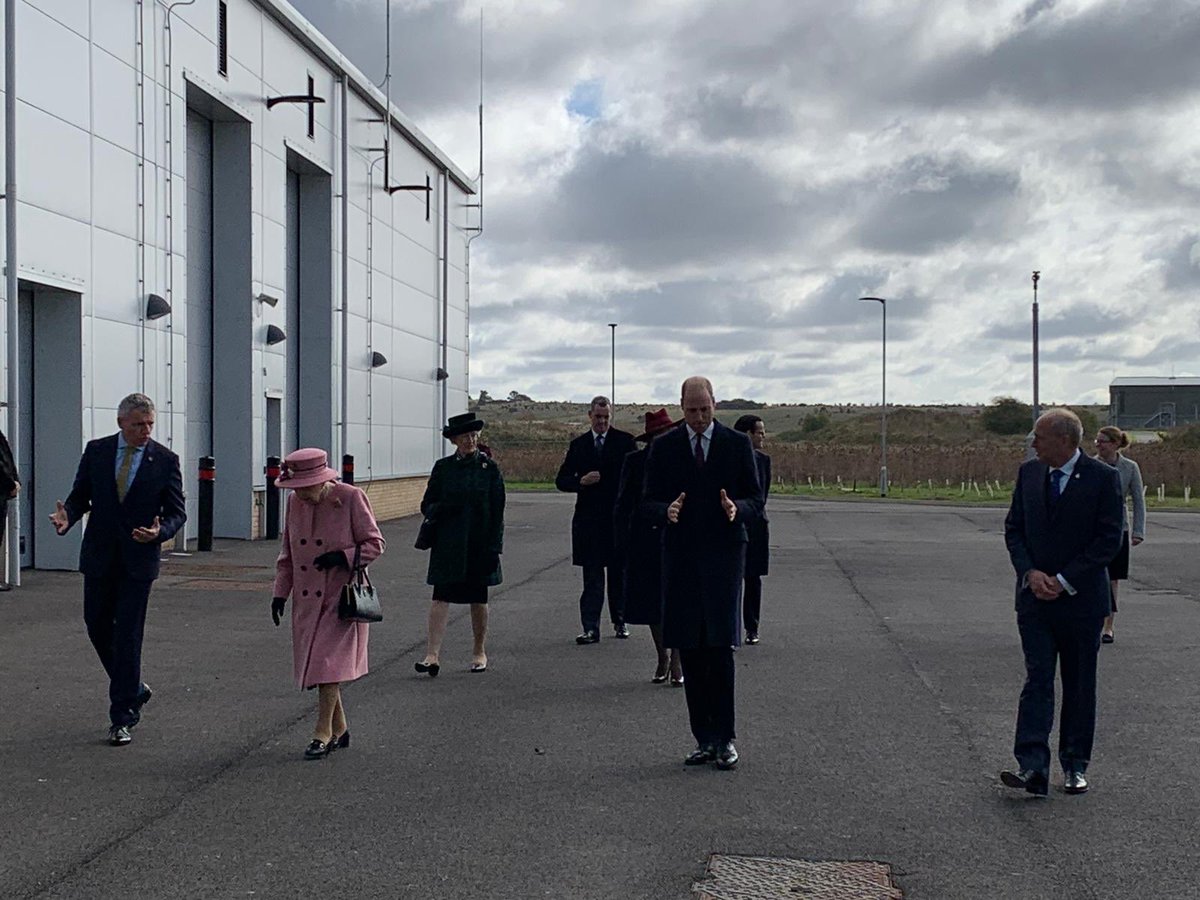 RE_DailyMail's tweet photo. Our first glimpse of the Queen and her grandson, the Duke of Cambridge,  as they visit Porton Down https://t.co/pgaNZmvrFd