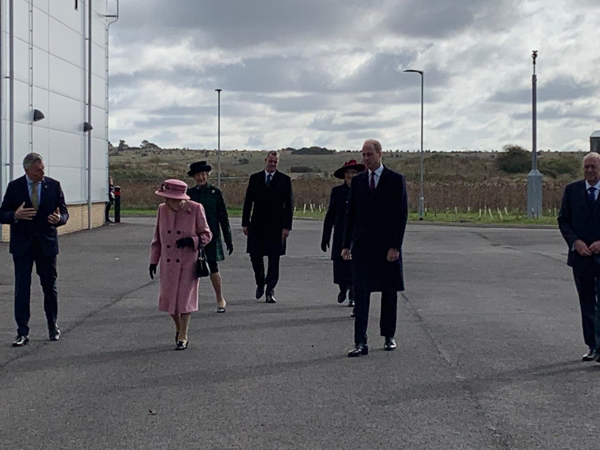 RE_DailyMail's tweet photo. Our first glimpse of the Queen and her grandson, the Duke of Cambridge,  as they visit Porton Down https://t.co/pgaNZmvrFd