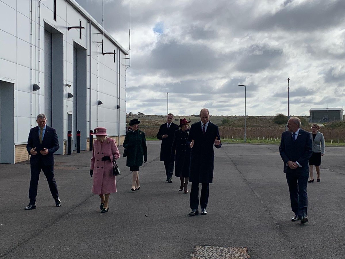 RE_DailyMail's tweet photo. Our first glimpse of the Queen and her grandson, the Duke of Cambridge,  as they visit Porton Down https://t.co/pgaNZmvrFd