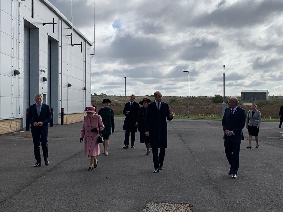 RE_DailyMail's tweet photo. Our first glimpse of the Queen and her grandson, the Duke of Cambridge,  as they visit Porton Down https://t.co/pgaNZmvrFd