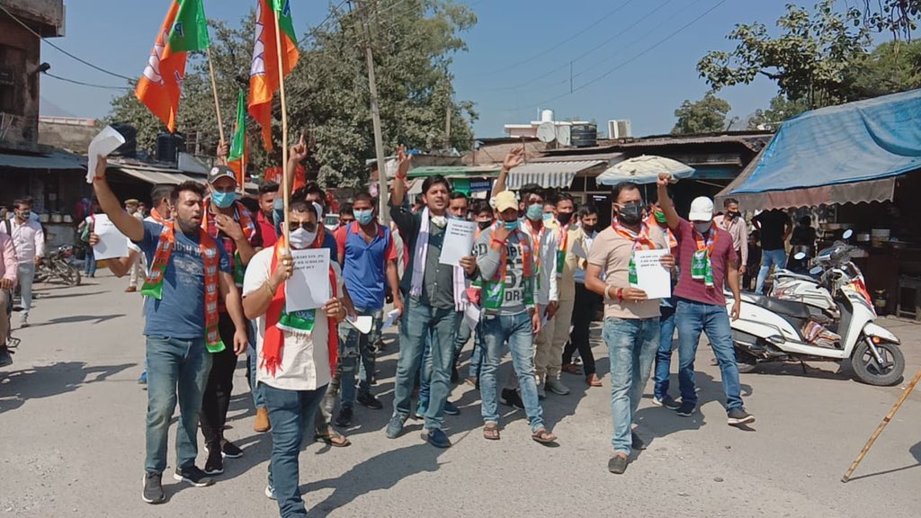 reasilinks's tweet photo. भारतीय जनता  युवा मोर्चा रियासी के कार्यकर्ताओं ने किया फायर ब्रिगेड विभाग  के खिलाफ जमकर प्रदर्शन। फायर ब्रिगेड विभाग में निकाली गई नौकरियों में की गई धांधली के खिलाफ भारतीय जनता युवा मोर्चा के कार्यकर्ताओं ने रियासी में एक रोष रैली निकाली। इस दौरान जोरदार नारेबाजी भी की गई। https://t.co/DZgXMJyN4C