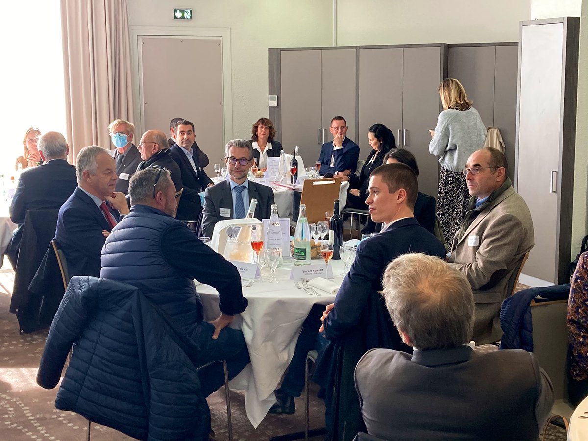 MedefOise's tweet photo. Déjeuner du #gerco avec M. Jean-Pierre VICAT, sous-préfet de Compiegne: belle participation pour avoir des informations sur tous les aspects de #FranceRelance @Prefet60 @MarionMonein @medef @BanqueDesTerr https://t.co/xhZe97DZqD