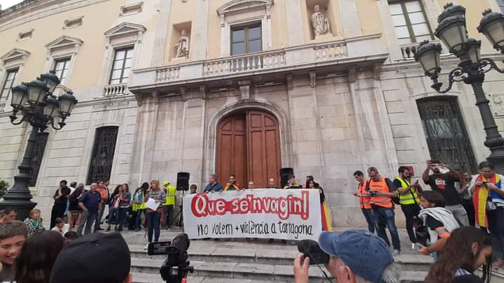 CUPTarragona's tweet photo. 🔴COMUNICAT | Un any després, el govern municipal no ha fet res en relació a la violència policial en les protestes post-sentència #1Oct

👉No han creat Oficina Municipal de Drets Civils, ni personat l’Aj. com acusació popular contra brutalitat policial

📎https://t.co/yokVRRxwfX https://t.co/WcUobtpJ6G