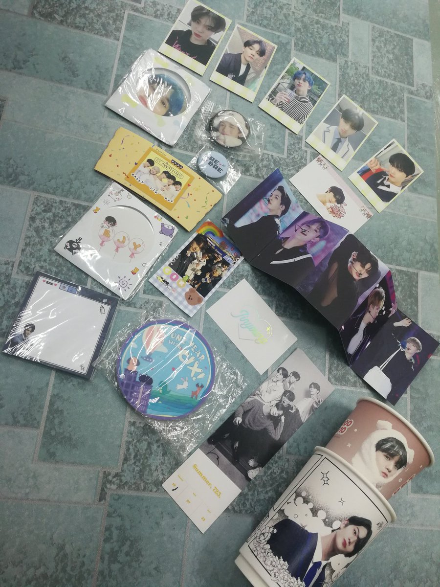 ChewGreenie's tweet photo. Postman arrive outside but is talking in phone,I stand in front of my shop waiting for him,my colleague look at me like this😒 I said:my handsome baby is coming😍😍😍😍 thank you so much @foreverwith_bae @217BJY and @BaeJustYou for help open Go 🙆🙆🙆 received in well https://t.co/HtiqEtVKnm