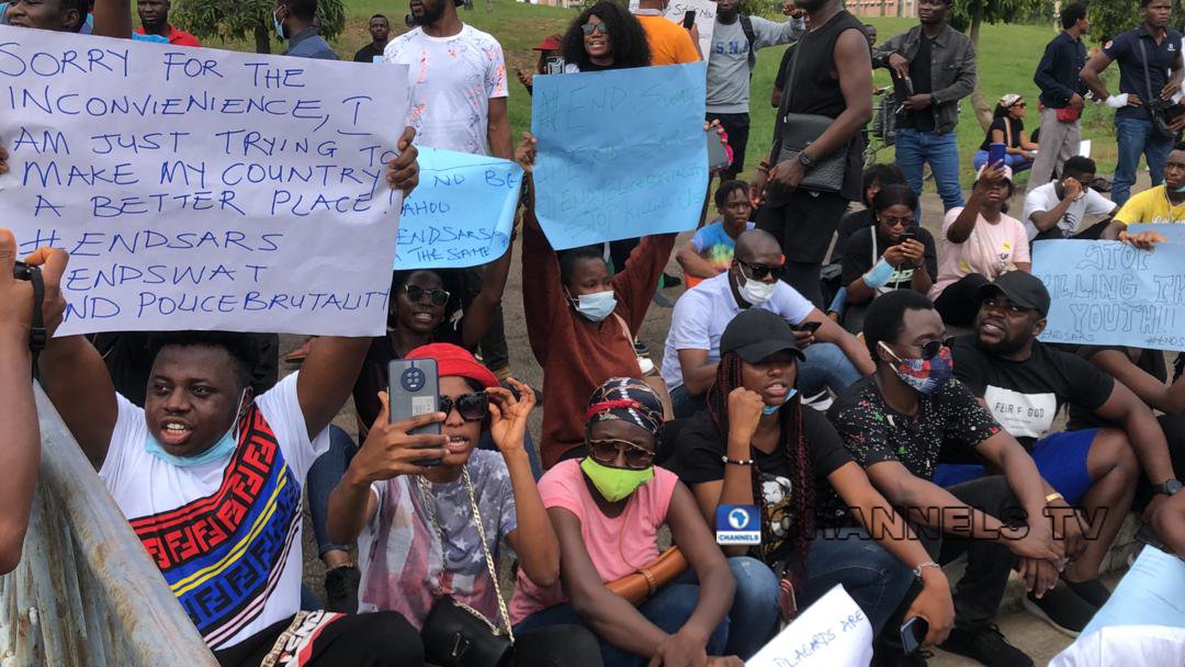 BREAKING: #EndSWAT Protesters Storm National Assembly
channelstv.com/2020/10/15/bre…