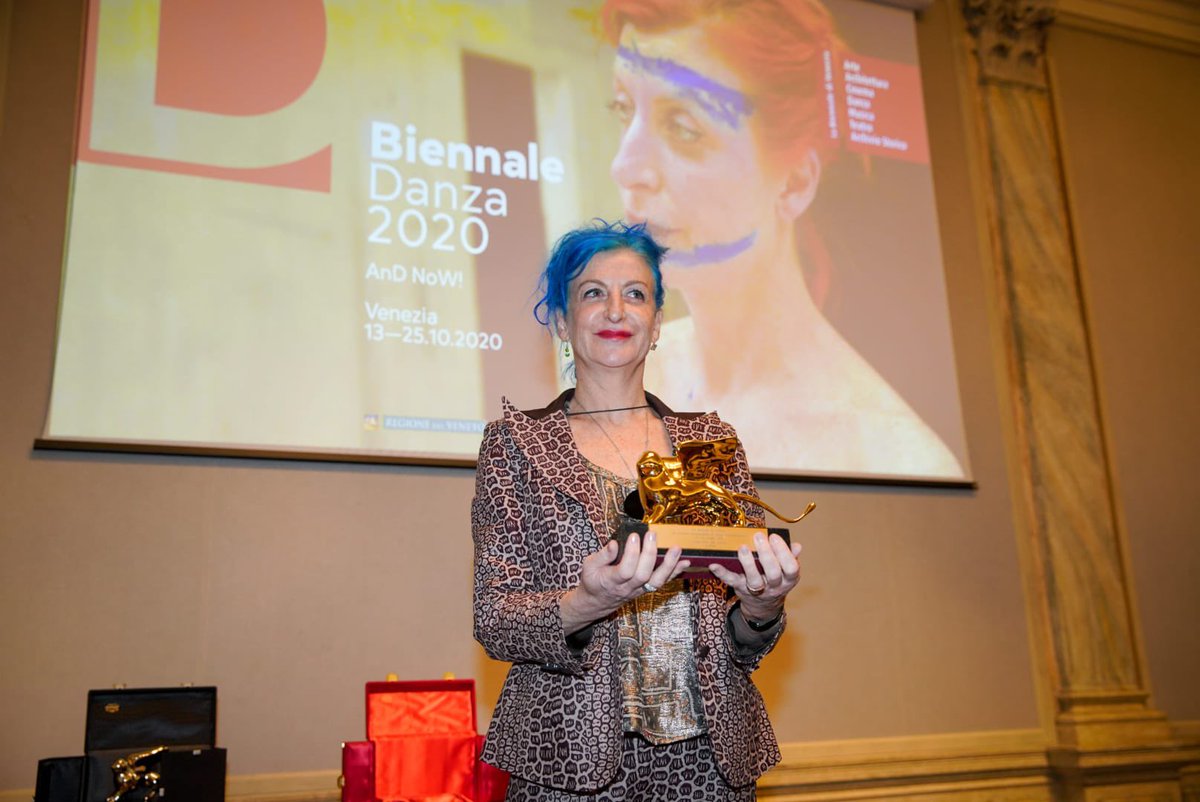 la_Biennale's tweet image. #BiennaleDanza2020 #LeoneDOroAllaCarriera #LaRibot (@la_ribot): “Amo molto i premi perché ci danno l’opportunità di dire ciò che già sappiamo: che l’arte è una rete di connessioni e che la danza è fonte di conoscenza.”