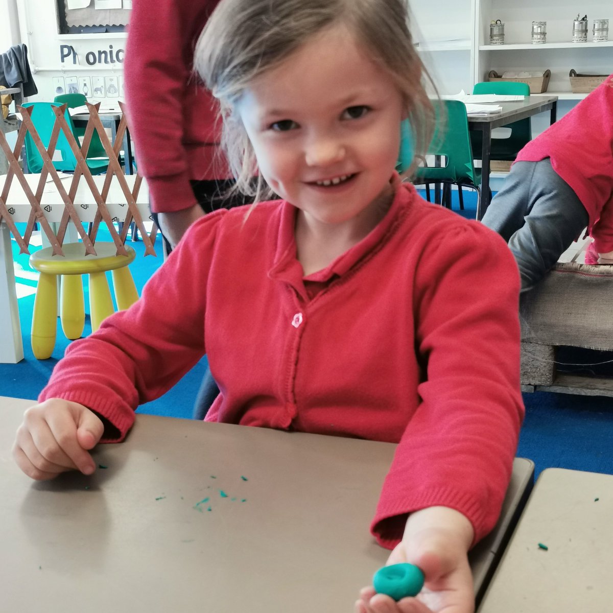 FVAYR1's tweet photo. We are learning to find out how the shapes of solid objects can be changed ππ @frome_vale #science #materials #playdough #changingshape #year1 #learning https://t.co/JDxej1Pgpw