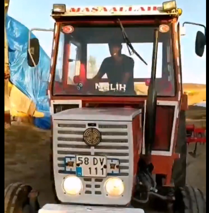 Sivasspor kalecisi Samassa artık bizden biri. Samassa Yıldızeli ilçesine bağlı Yeniyapan köyünde Traktör kullandı.Ahırda hayvanları yemledi.#sporaktif