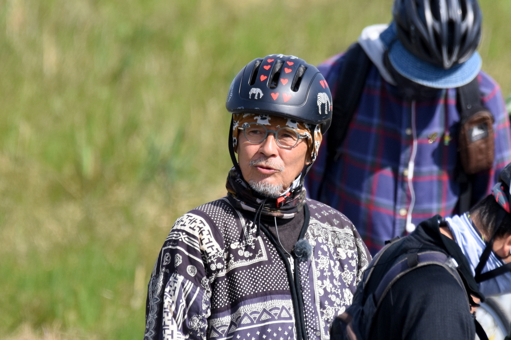 今日の お客様…火野正平さん。ブルーインパルスハンガー脇に自転車で