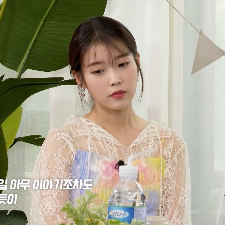 babiejieun's tweet photo. The unending saga of MC IU spacing out &amp; randomly eating on IU's Palette 😆💘 https://t.co/xHR80djmYk