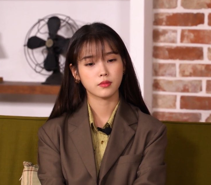 babiejieun's tweet photo. The unending saga of MC IU spacing out &amp; randomly eating on IU's Palette 😆💘 https://t.co/xHR80djmYk