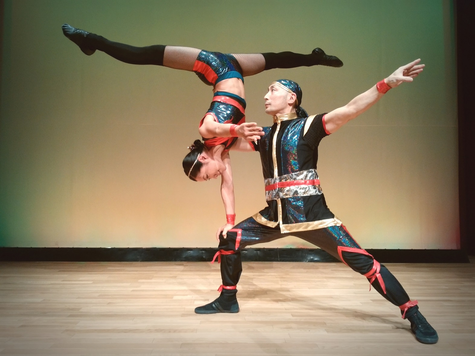 Twitter 上的 ちば大道芸 大道芸フェスティバルinちば 出演者の紹介 サブリミット アクロバット サーカス出身のガッツと元体操選手ヨーコによるアクロバットペア 迫力ある技の数々ながらも 時にしなやかに美しく動く演技は必見です 2人で行うハンドバランス