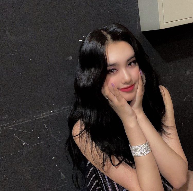 AISHASLOOK's tweet photo. #AISHA #아샤 #EVERGLOW https://t.co/1XZfo8VgIj